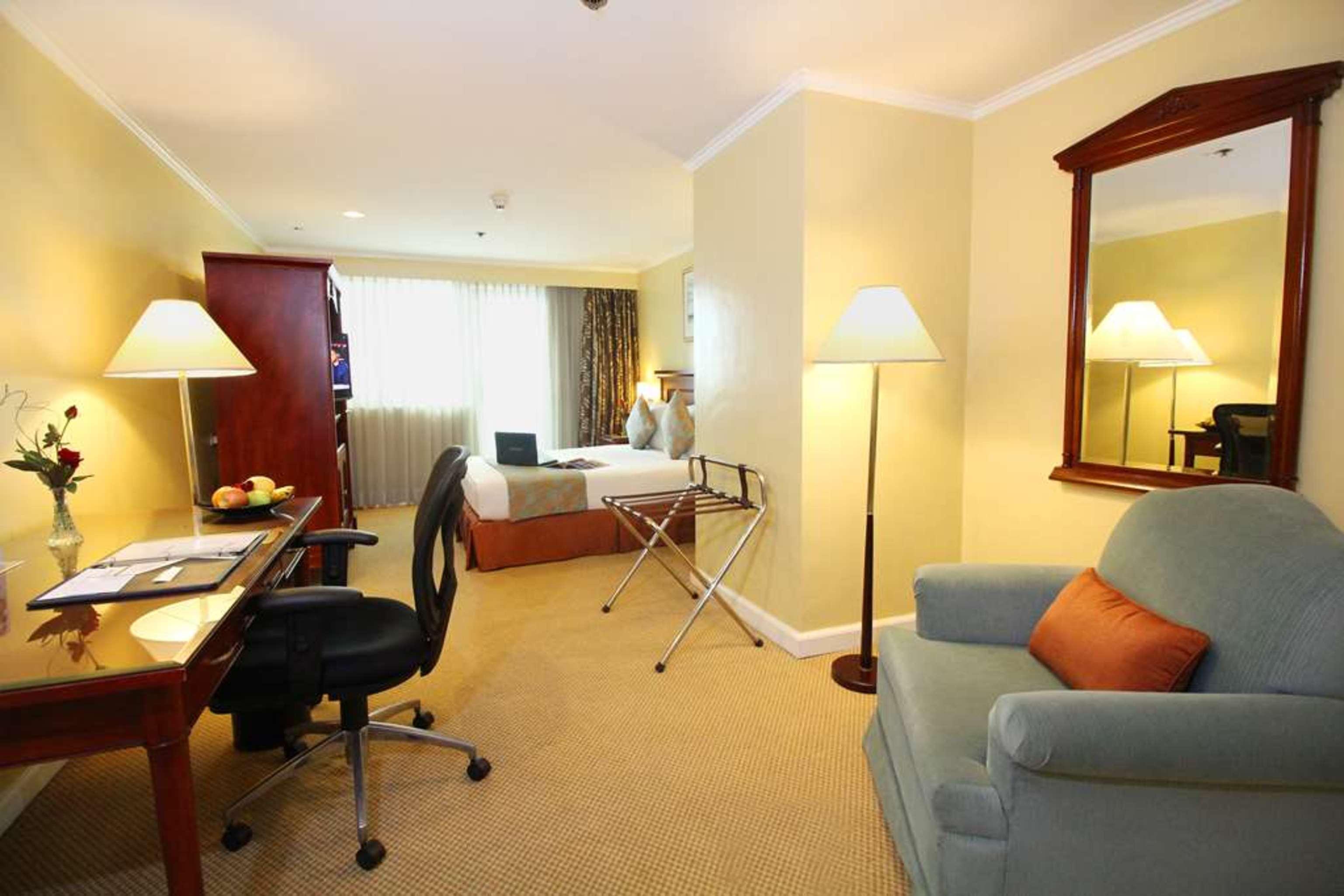 Oxford Suites Makati Makati City Esterno foto