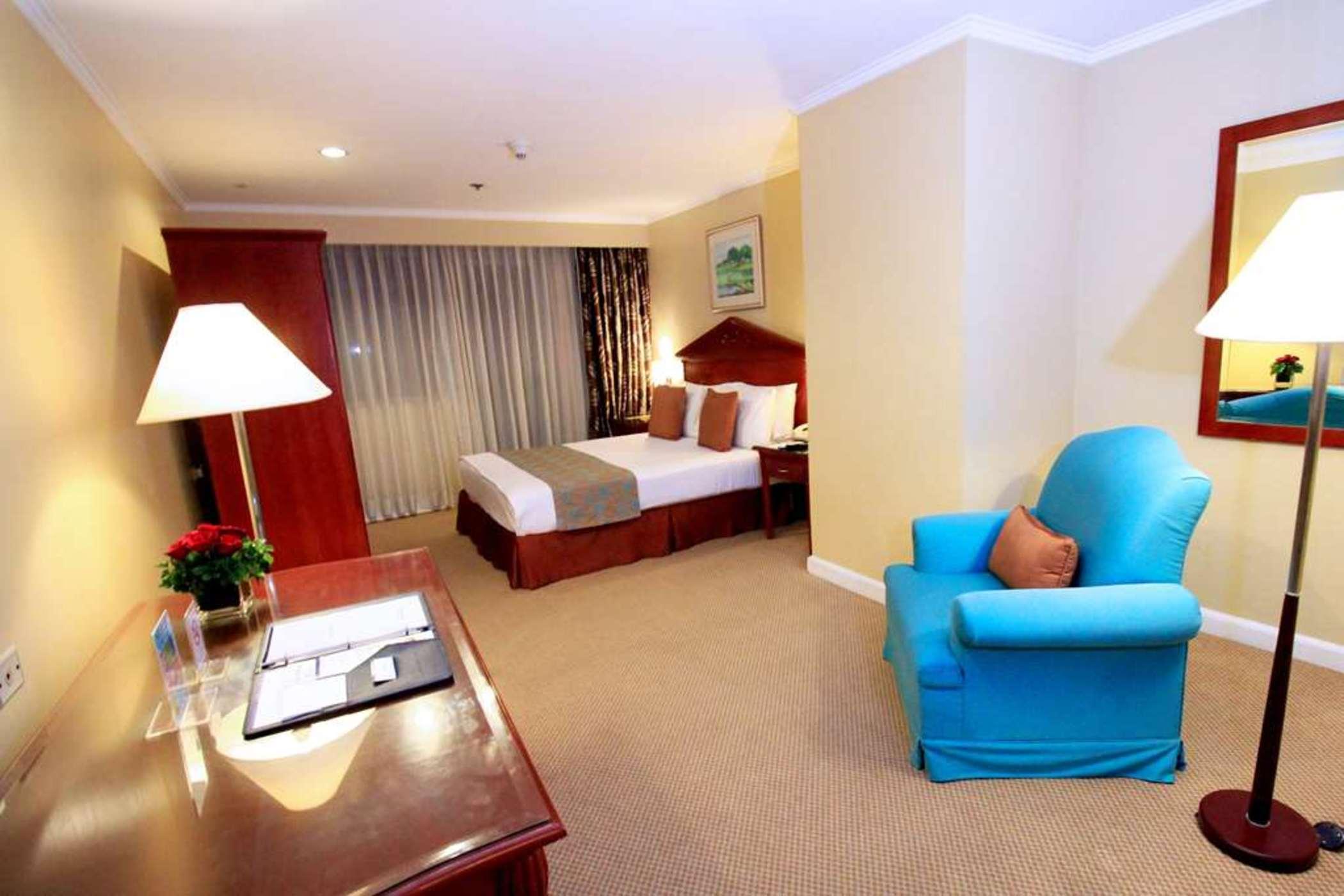 Oxford Suites Makati Makati City Esterno foto