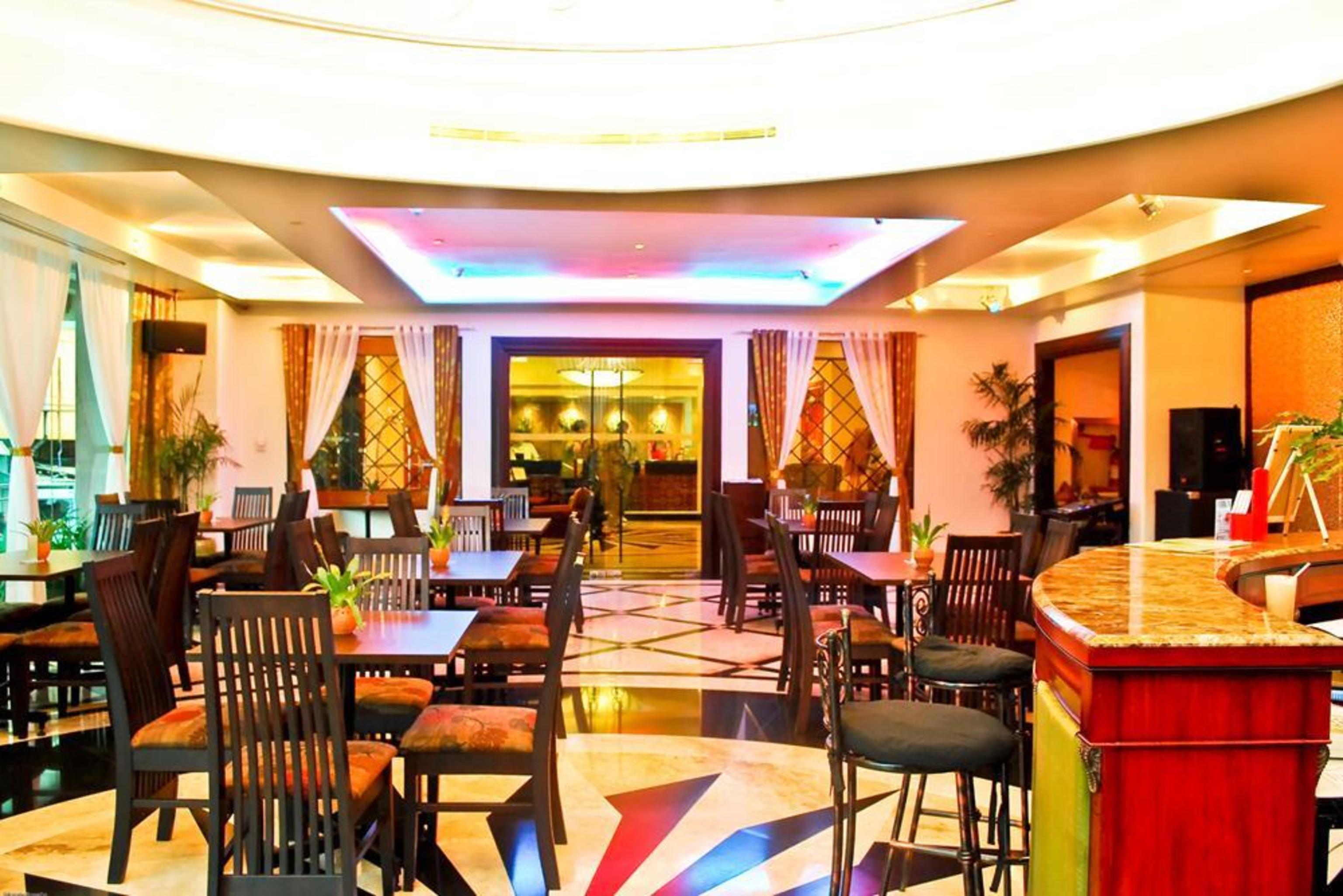 Oxford Suites Makati Makati City Esterno foto