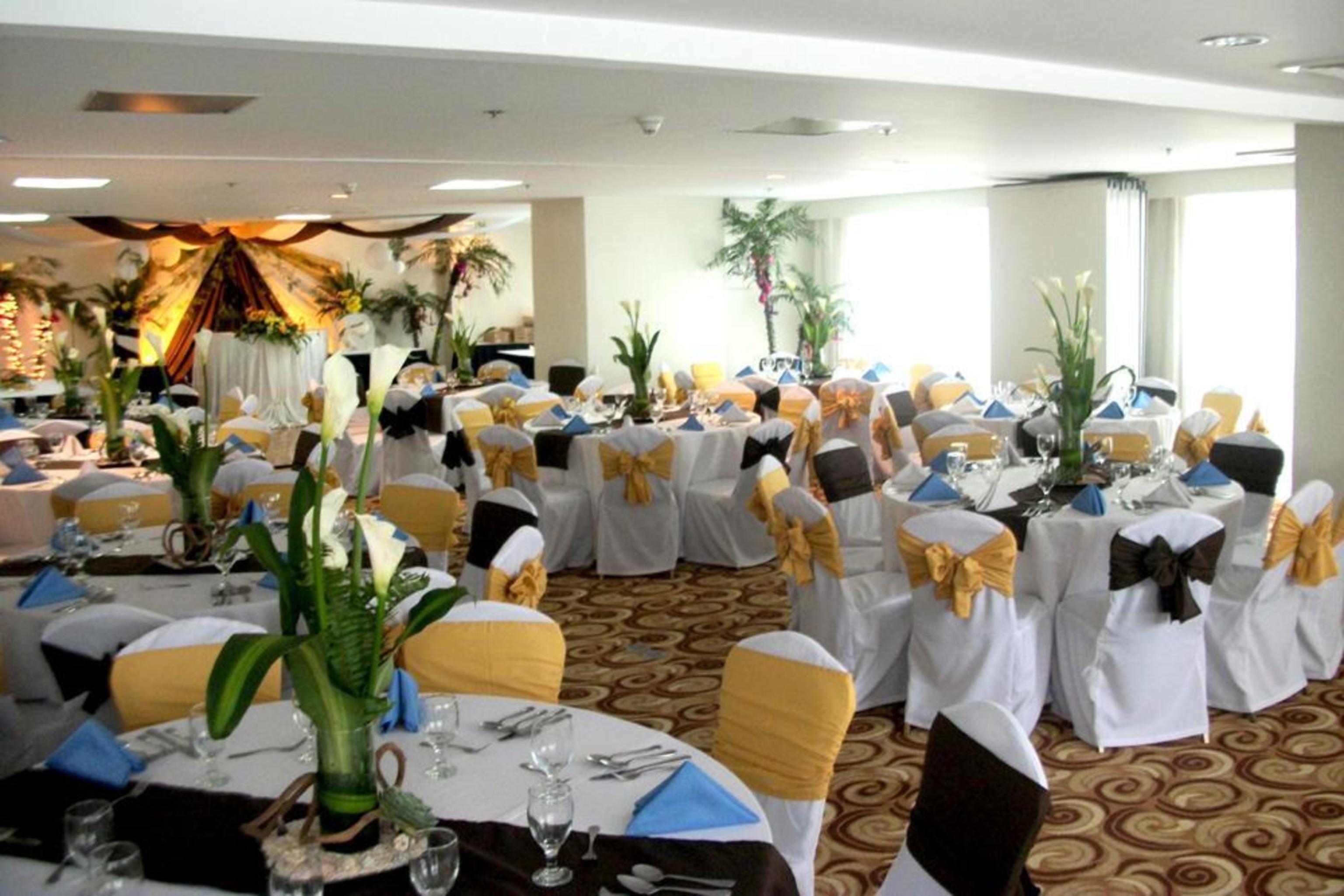 Oxford Suites Makati Makati City Esterno foto
