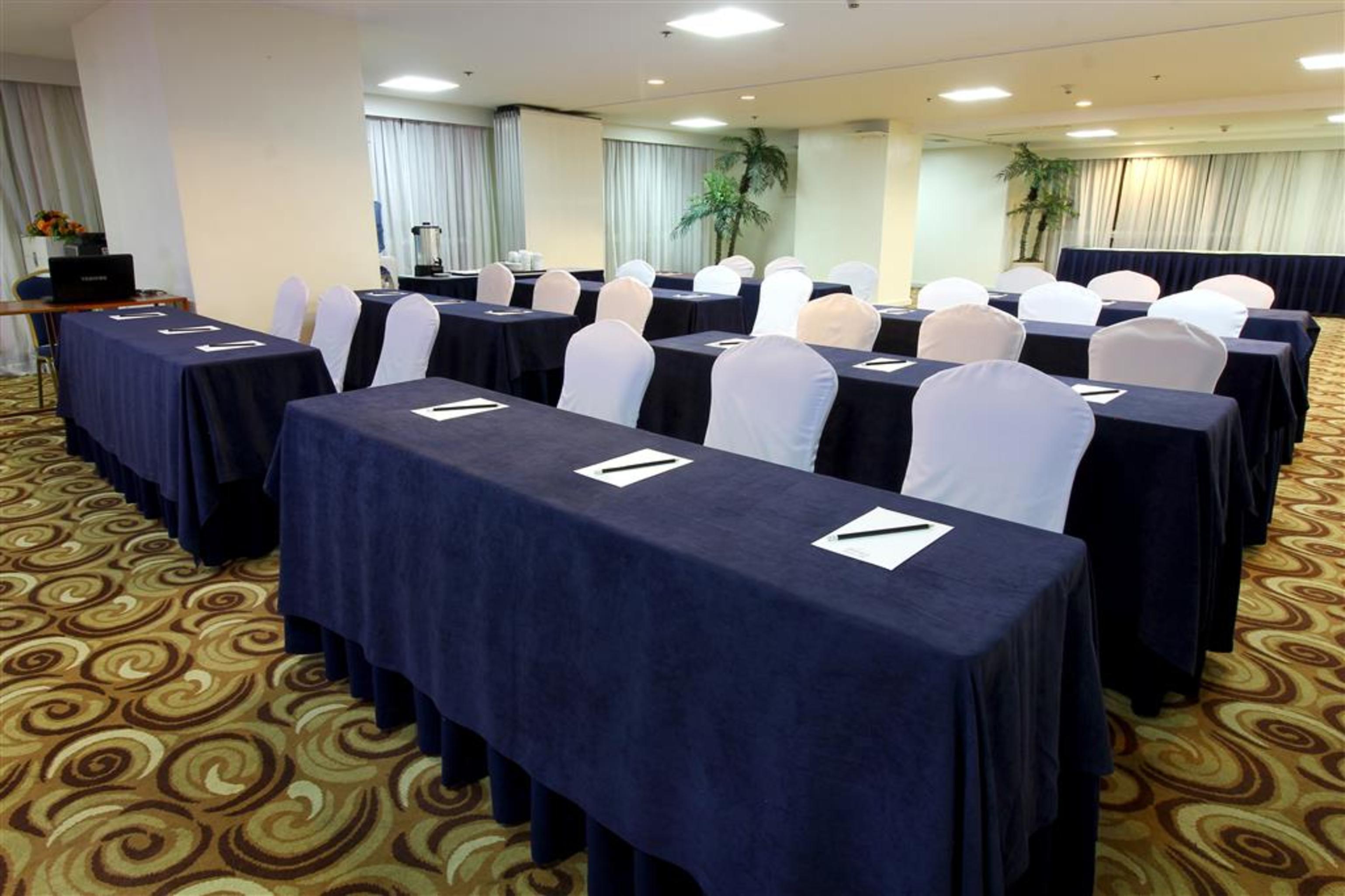 Oxford Suites Makati Makati City Esterno foto