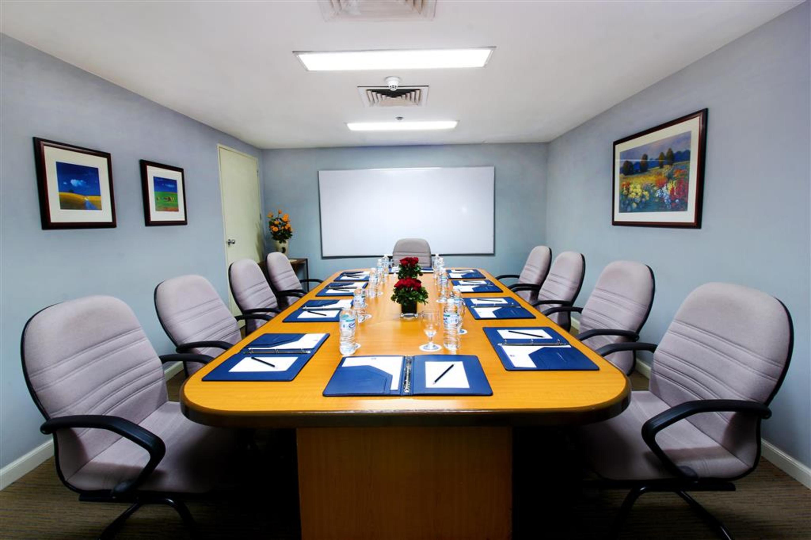 Oxford Suites Makati Makati City Esterno foto