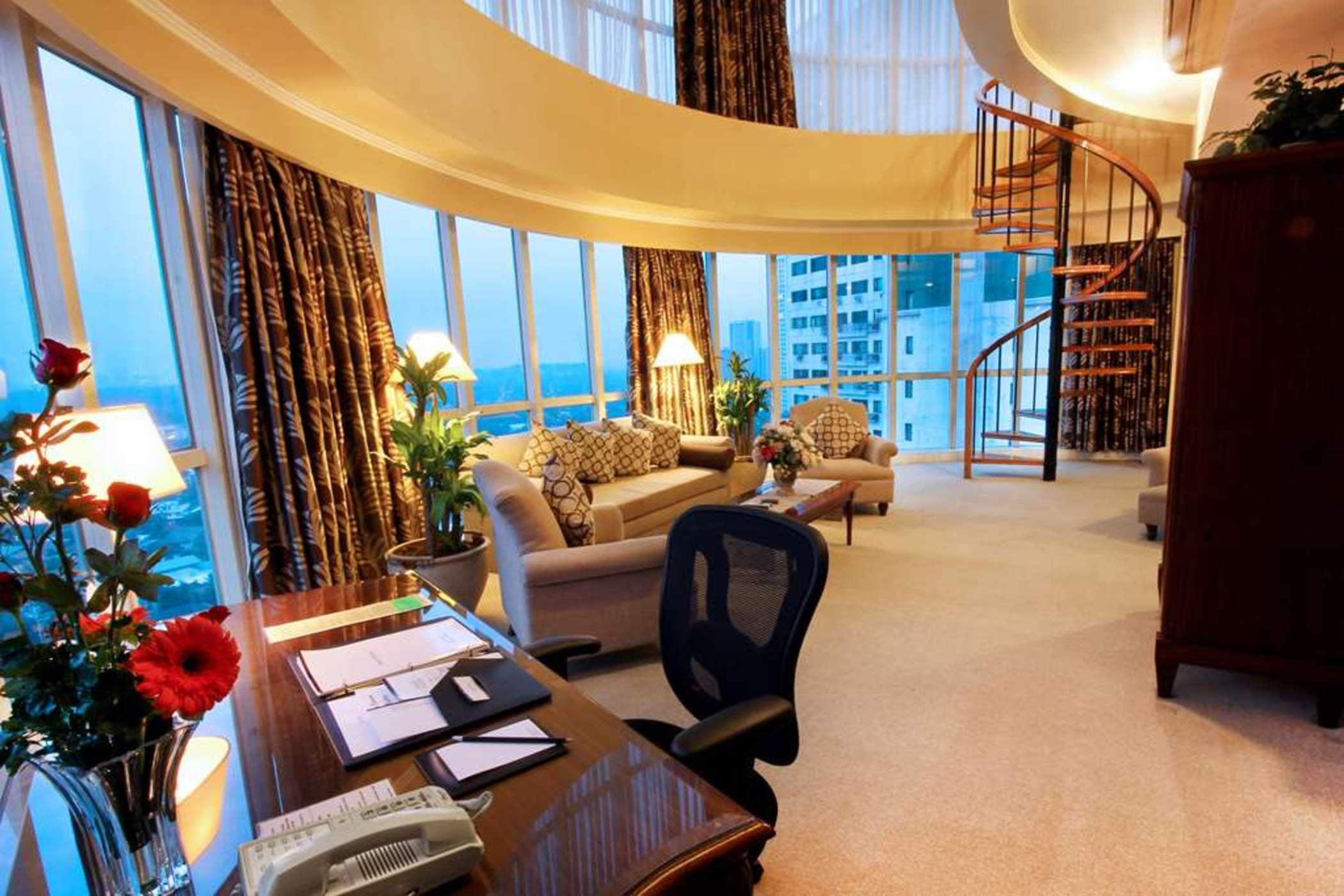 Oxford Suites Makati Makati City Esterno foto