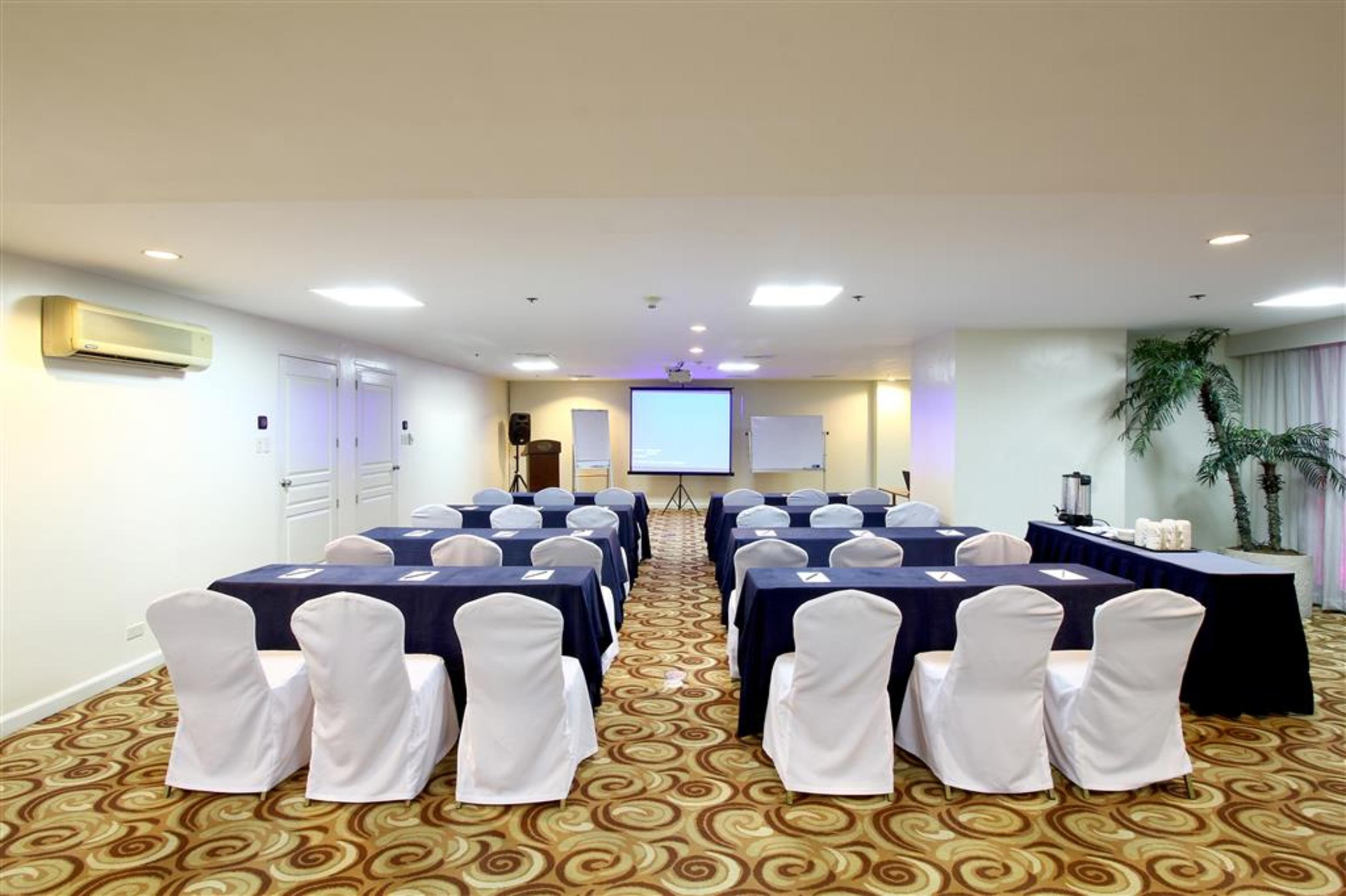 Oxford Suites Makati Makati City Esterno foto