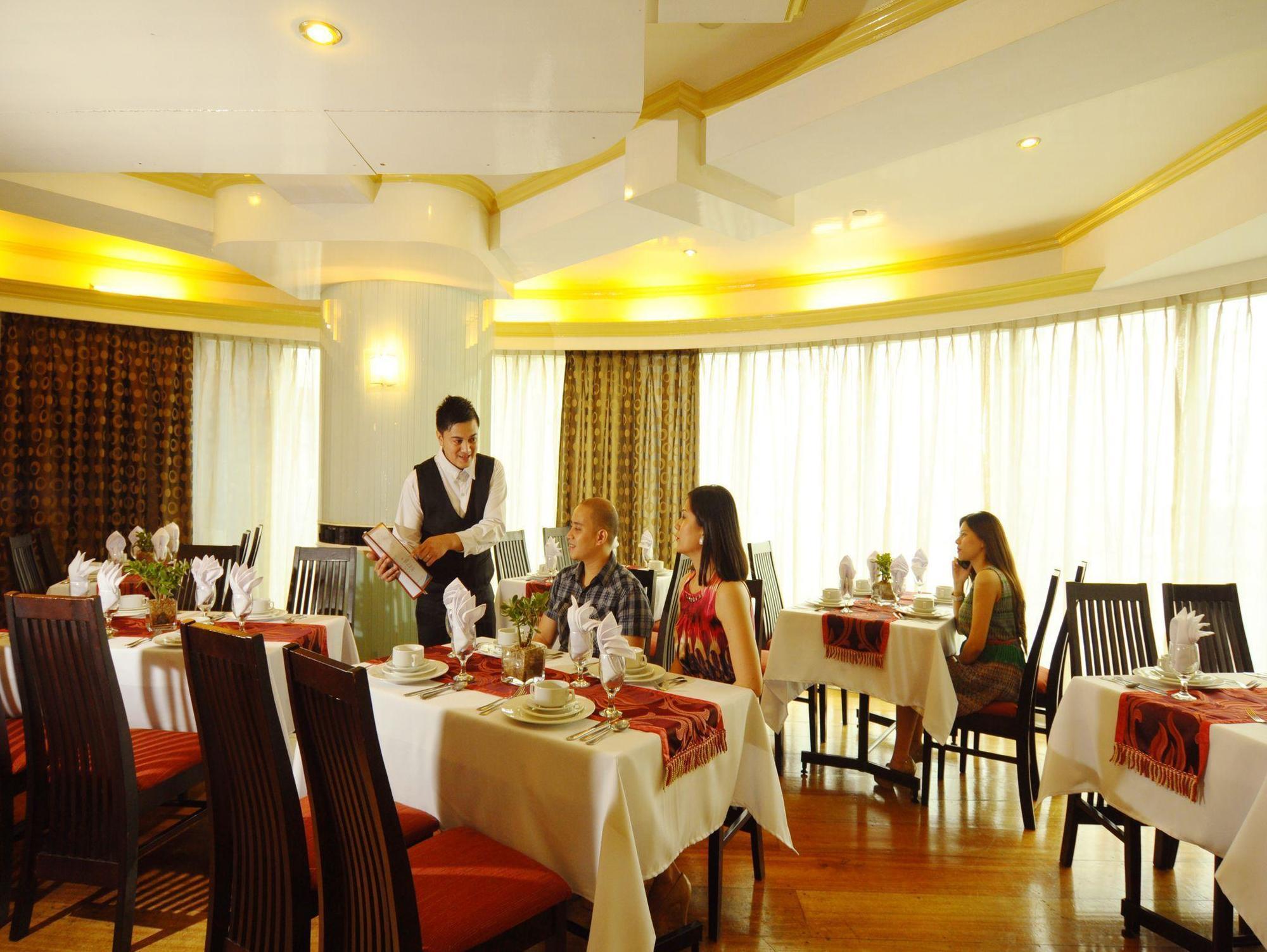 Oxford Suites Makati Makati City Esterno foto