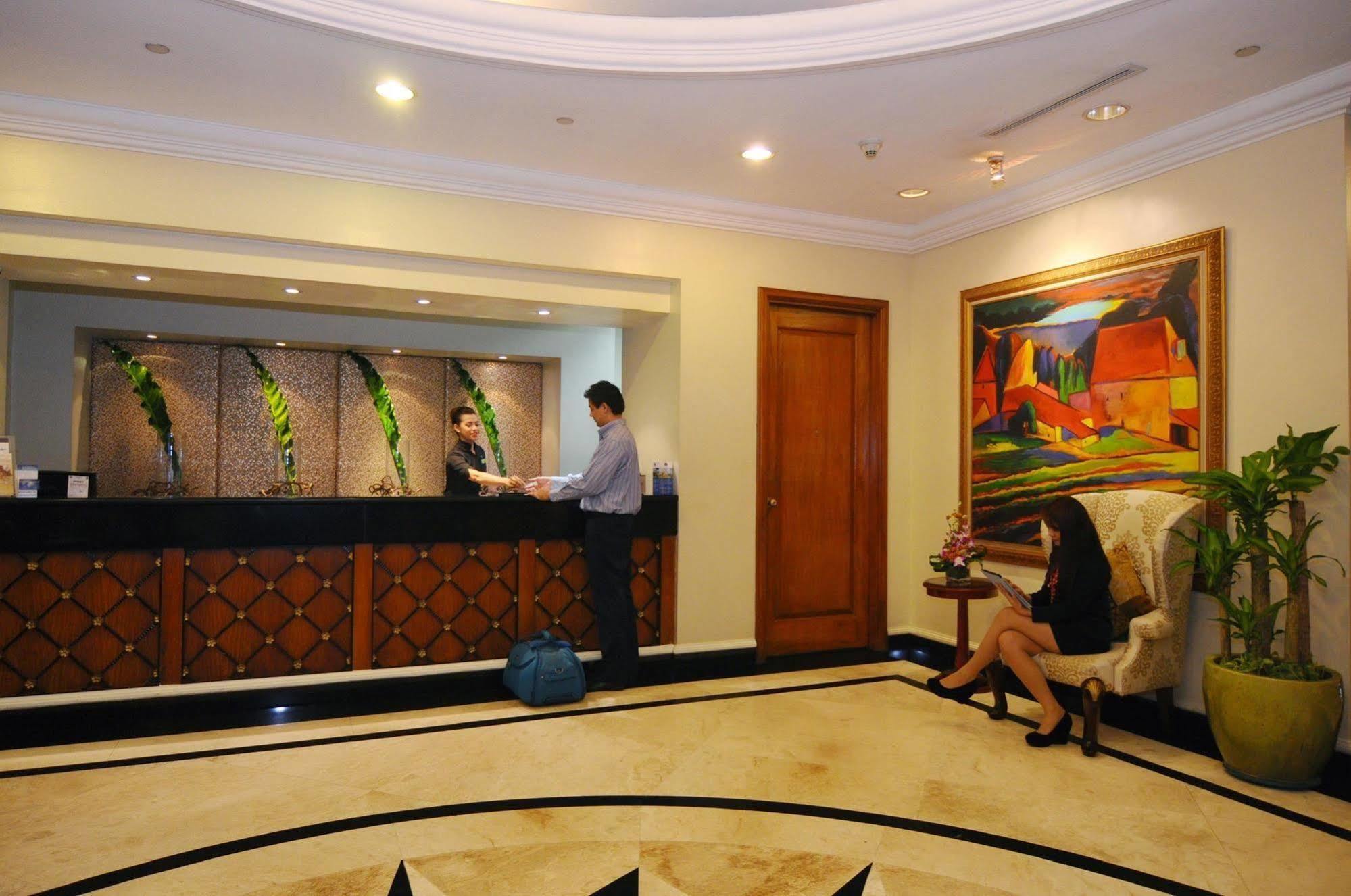 Oxford Suites Makati Makati City Esterno foto