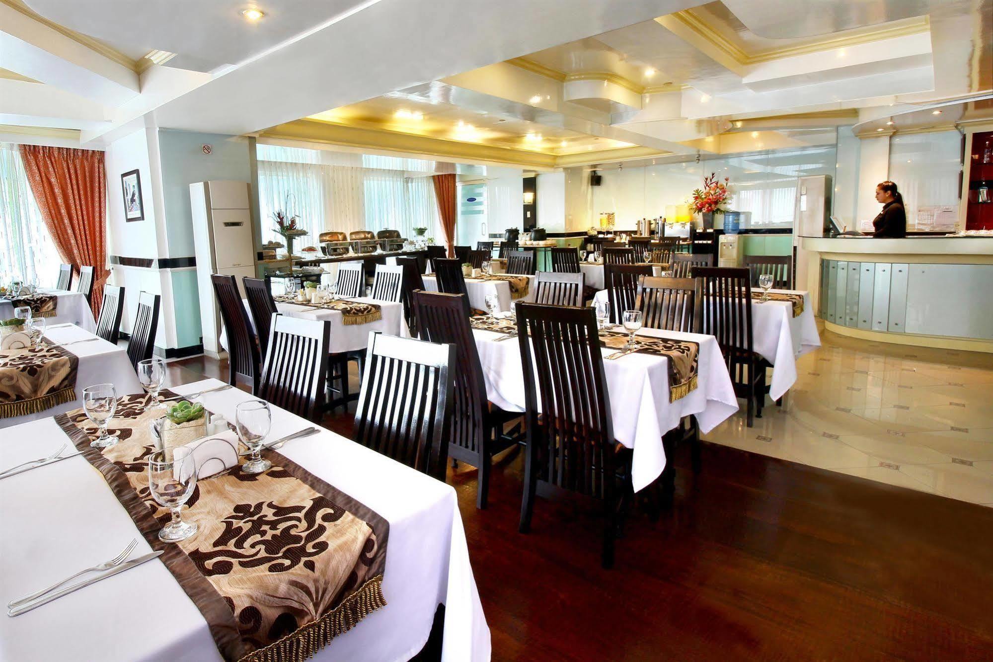 Oxford Suites Makati Makati City Esterno foto