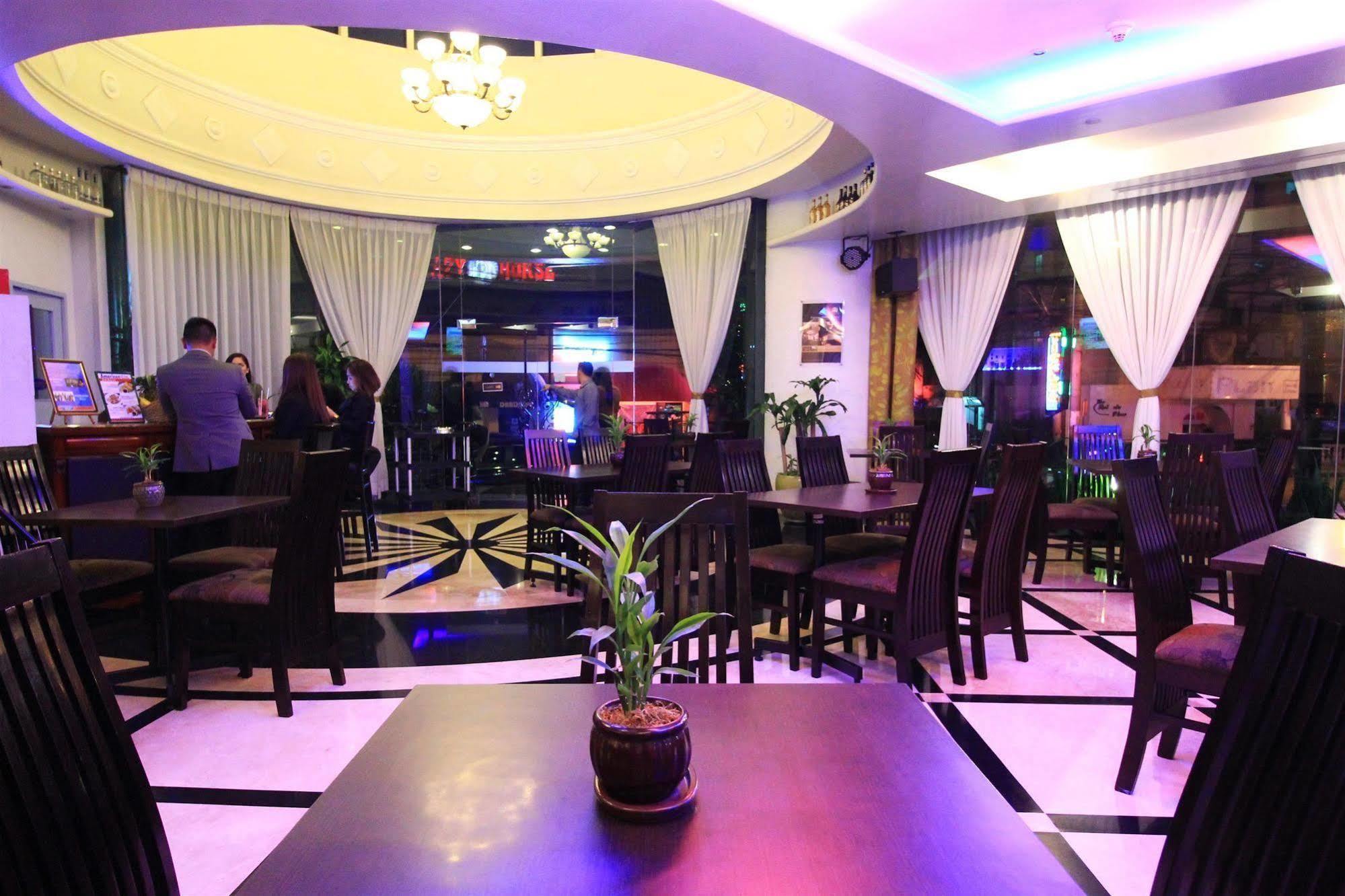 Oxford Suites Makati Makati City Esterno foto