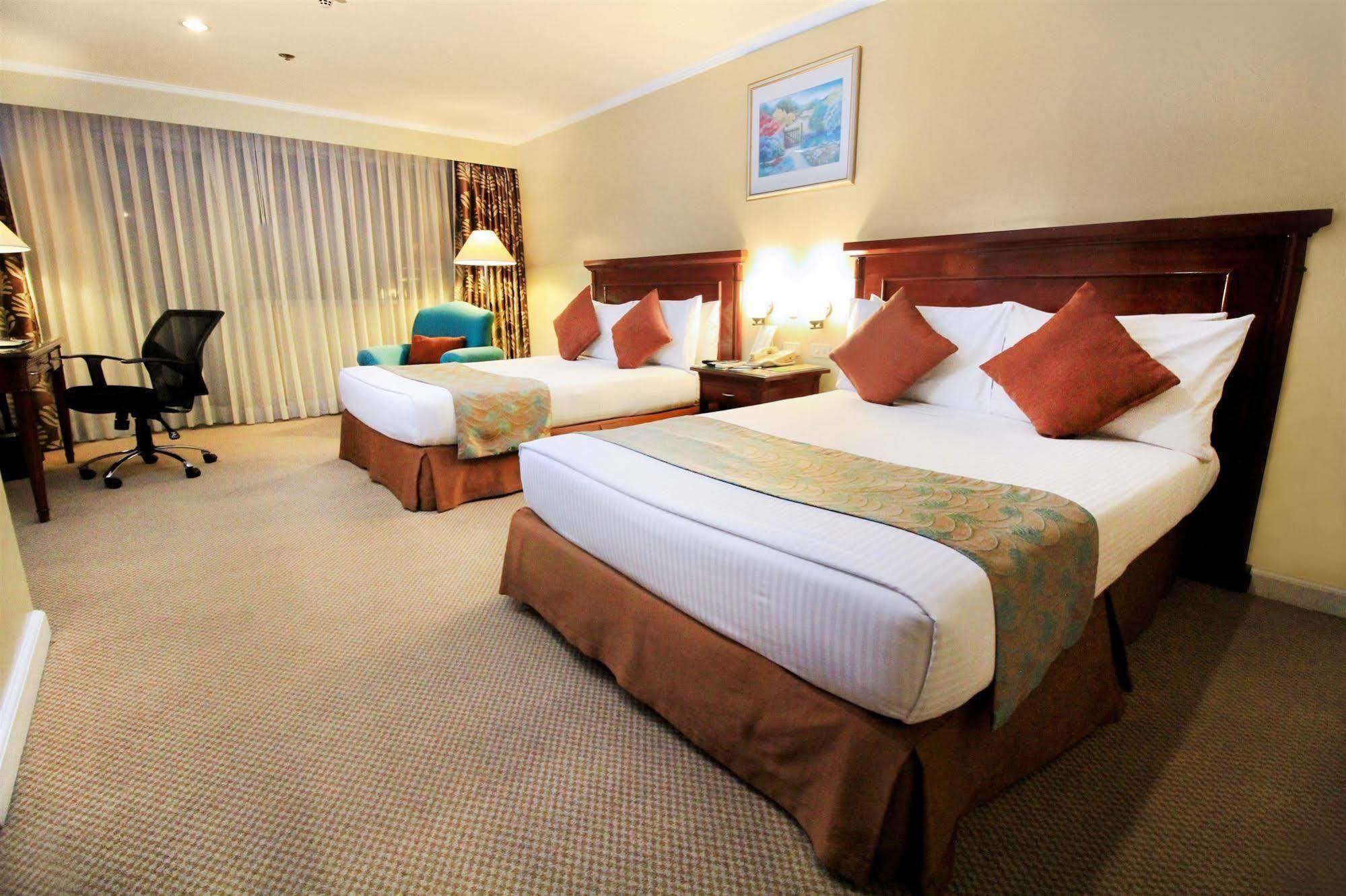 Oxford Suites Makati Makati City Esterno foto