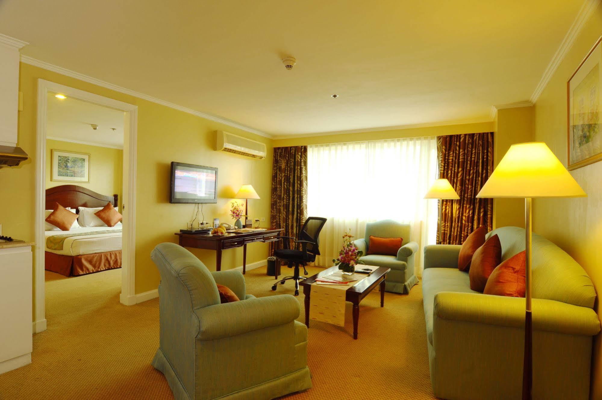 Oxford Suites Makati Makati City Esterno foto