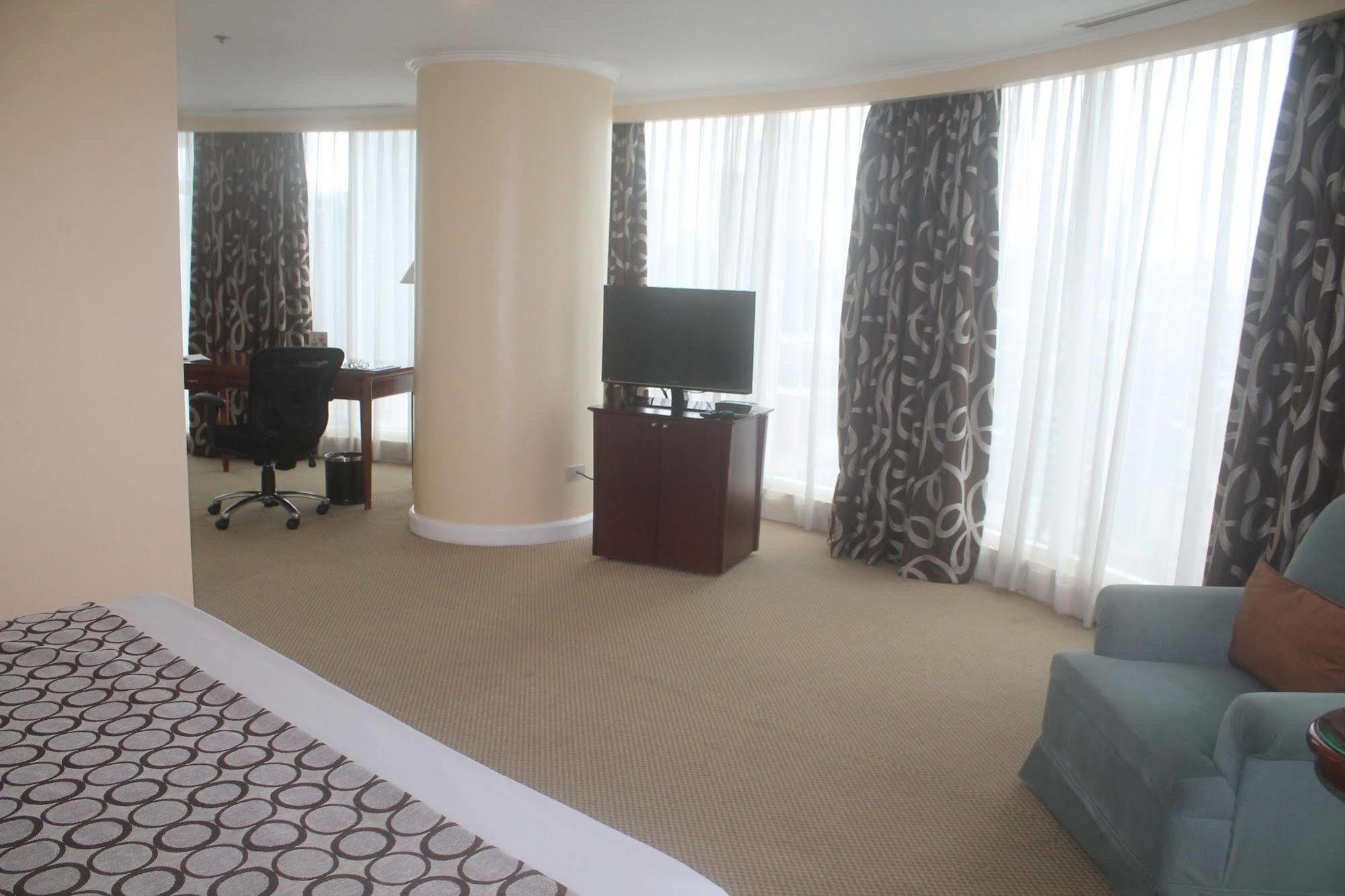 Oxford Suites Makati Makati City Esterno foto