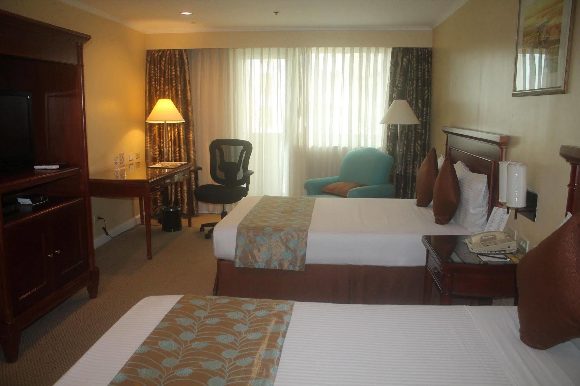 Oxford Suites Makati Makati City Esterno foto