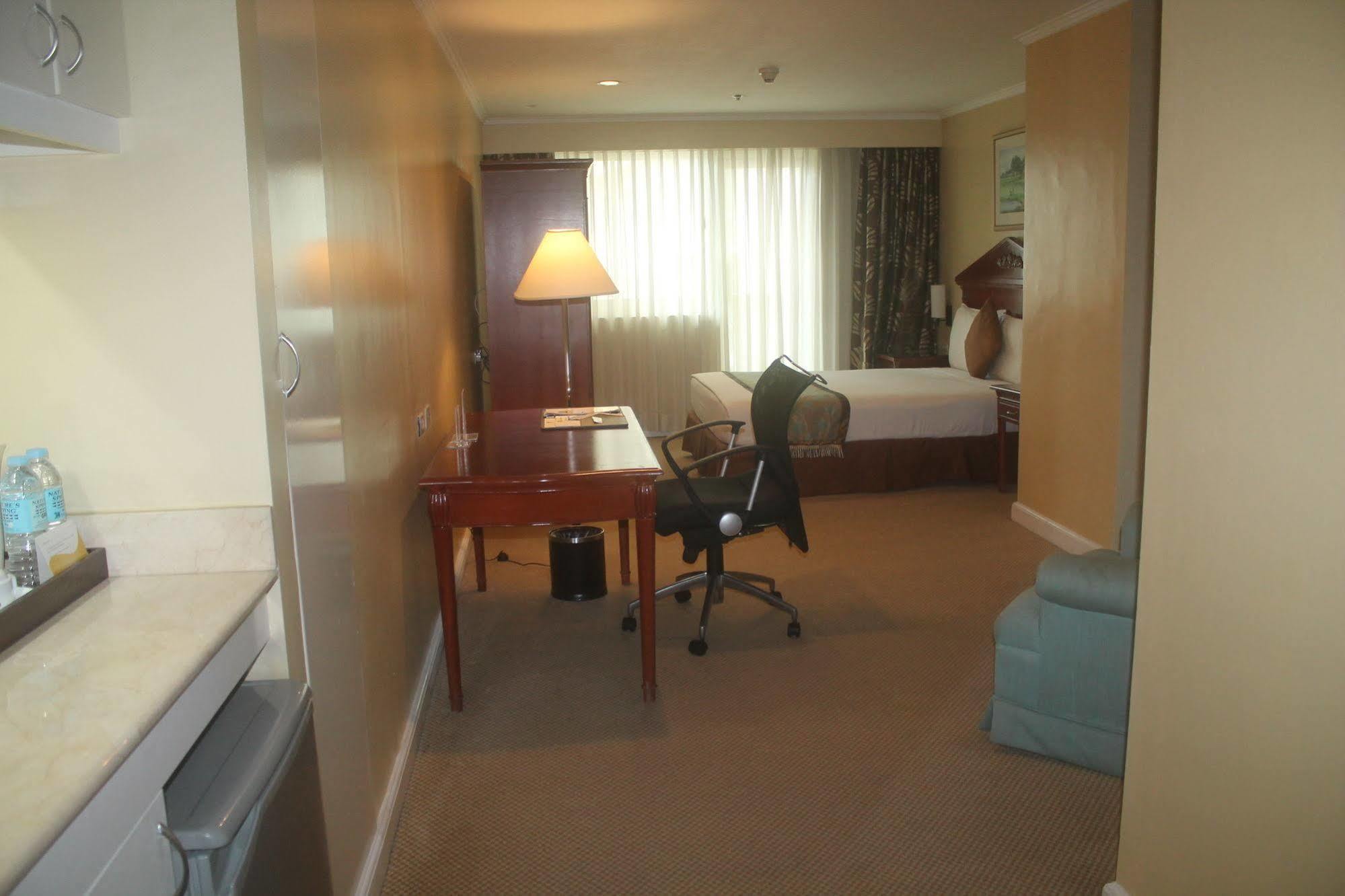 Oxford Suites Makati Makati City Esterno foto