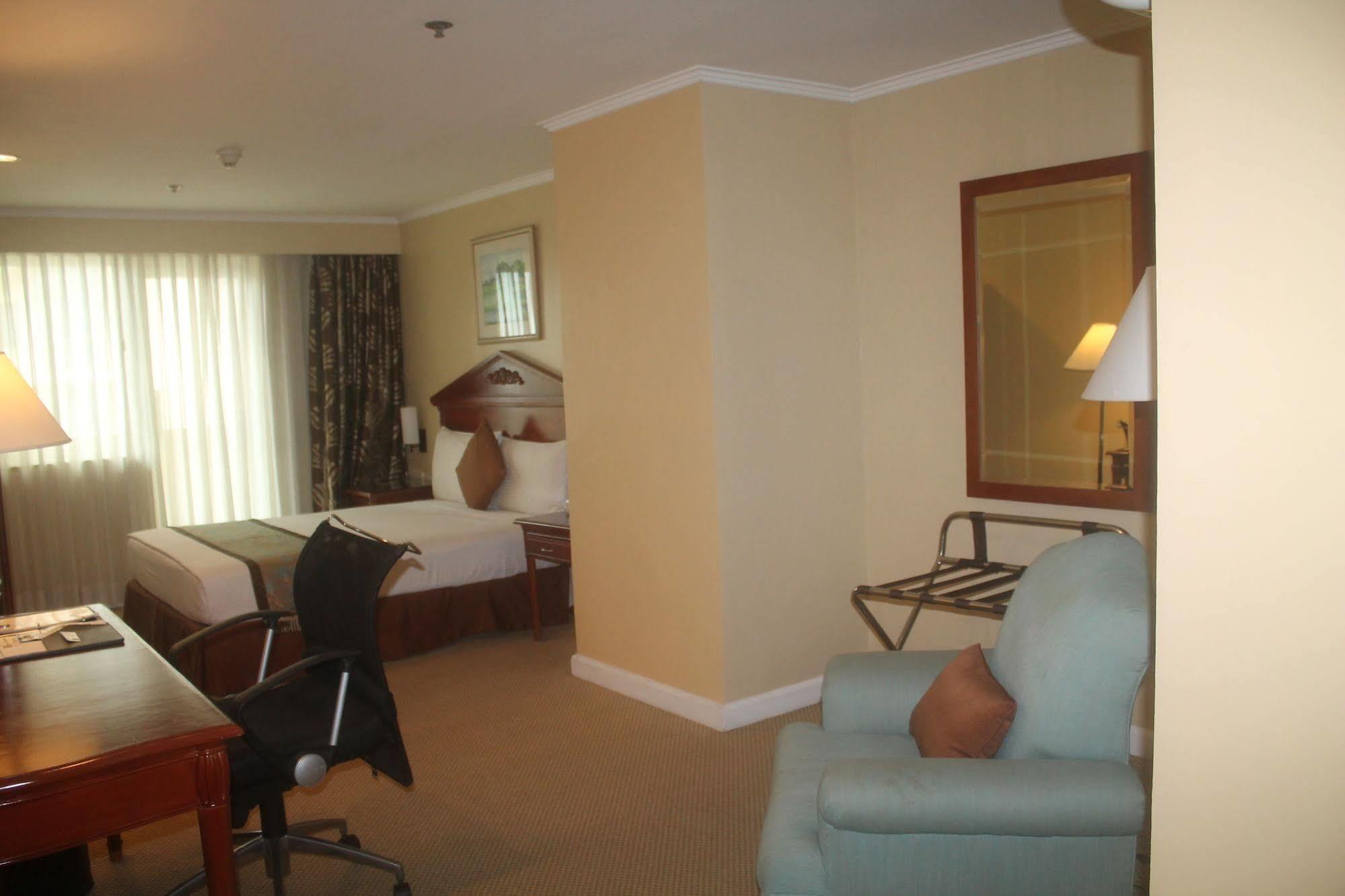 Oxford Suites Makati Makati City Esterno foto