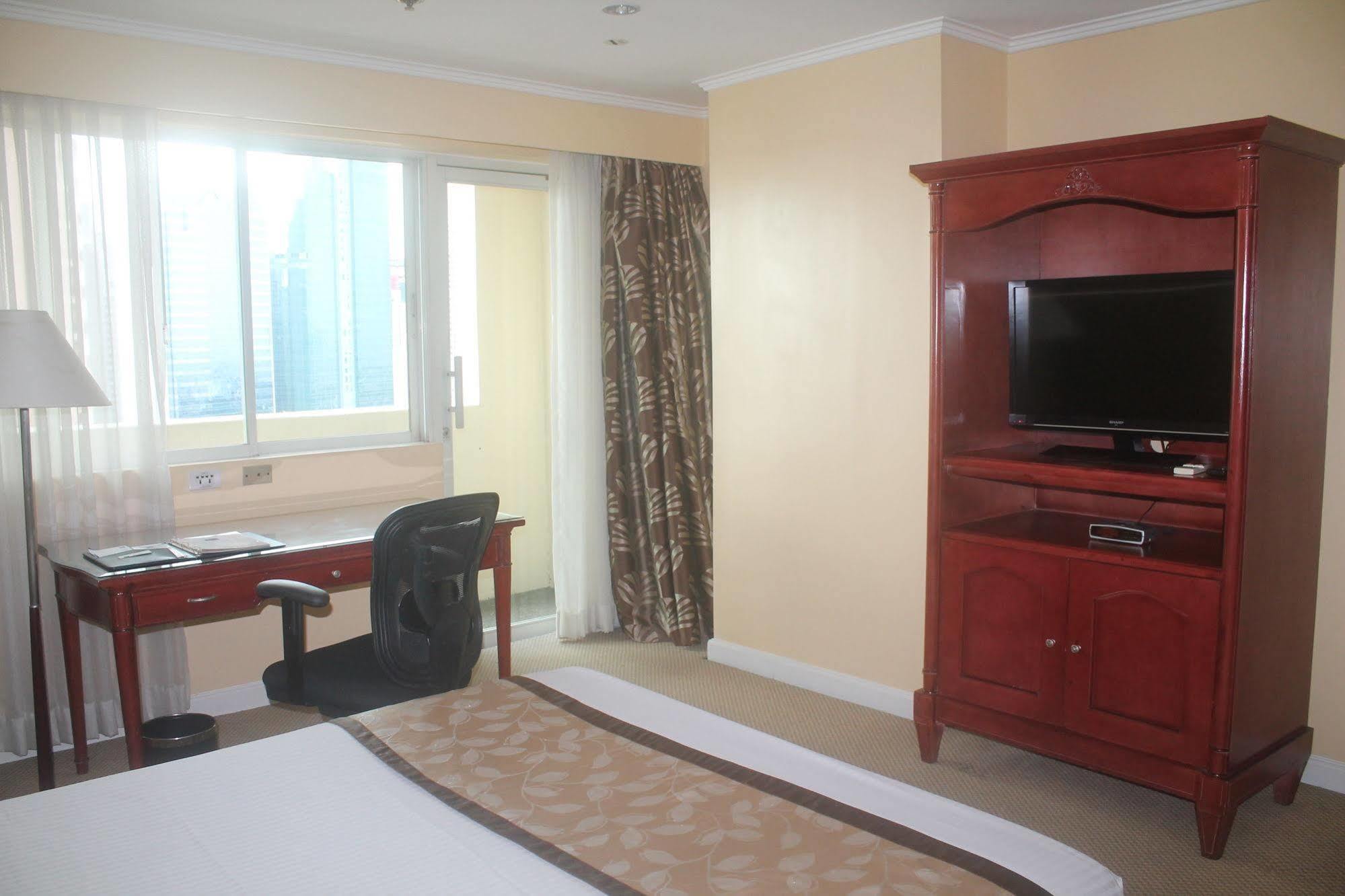 Oxford Suites Makati Makati City Esterno foto