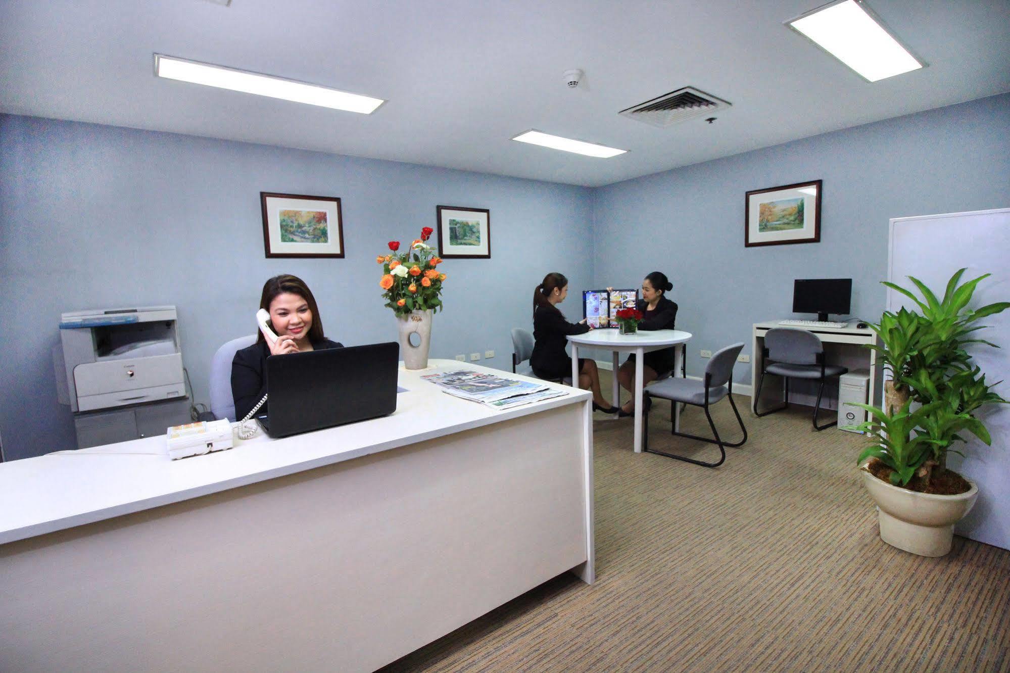 Oxford Suites Makati Makati City Esterno foto