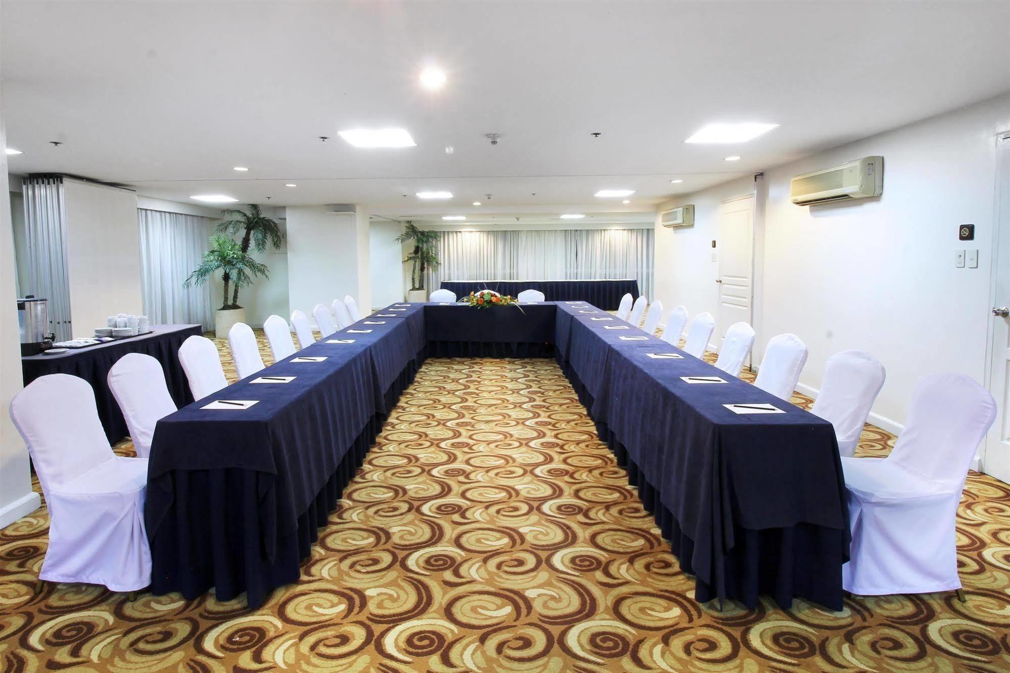 Oxford Suites Makati Makati City Esterno foto