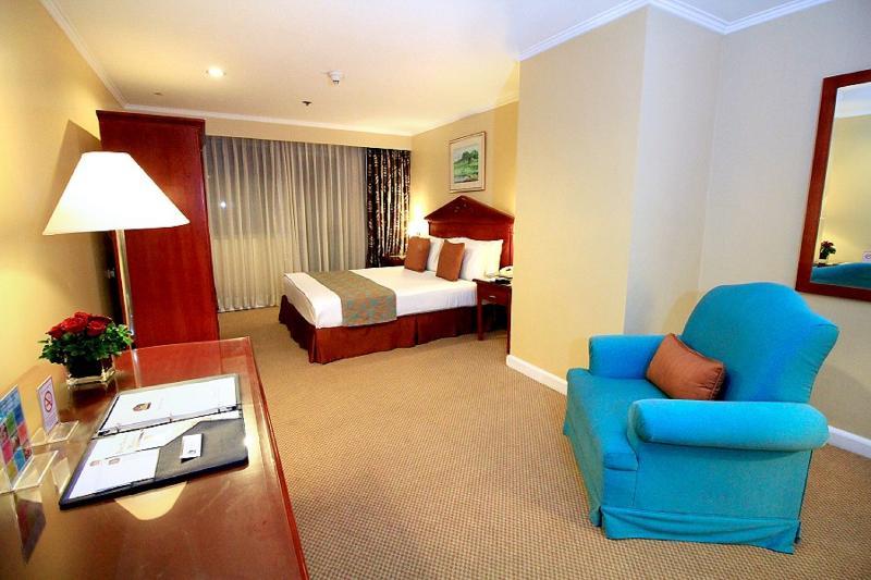 Oxford Suites Makati Makati City Esterno foto