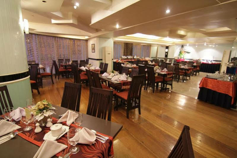 Oxford Suites Makati Makati City Esterno foto