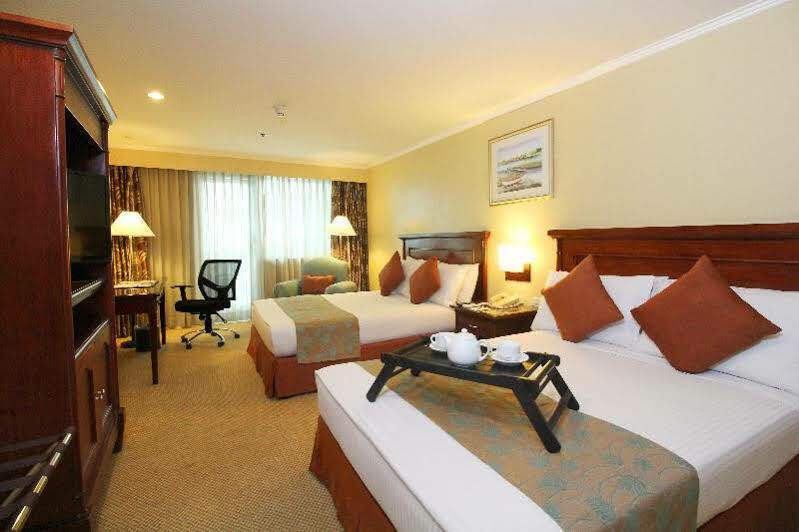Oxford Suites Makati Makati City Esterno foto