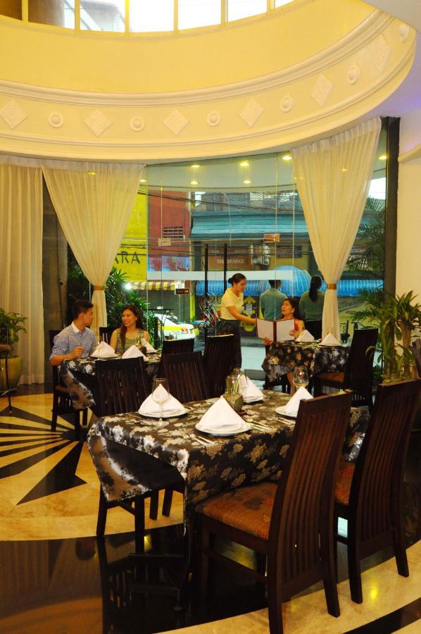 Oxford Suites Makati Makati City Esterno foto