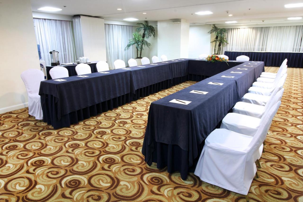 Oxford Suites Makati Makati City Esterno foto