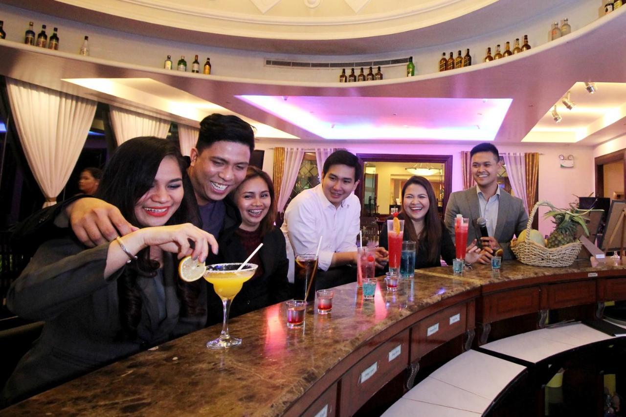 Oxford Suites Makati Makati City Esterno foto